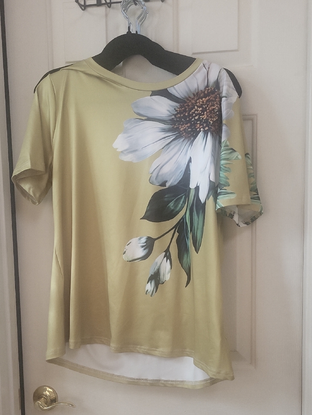 Olive Green Floral Short Sleeve Tee with Daisy Motif